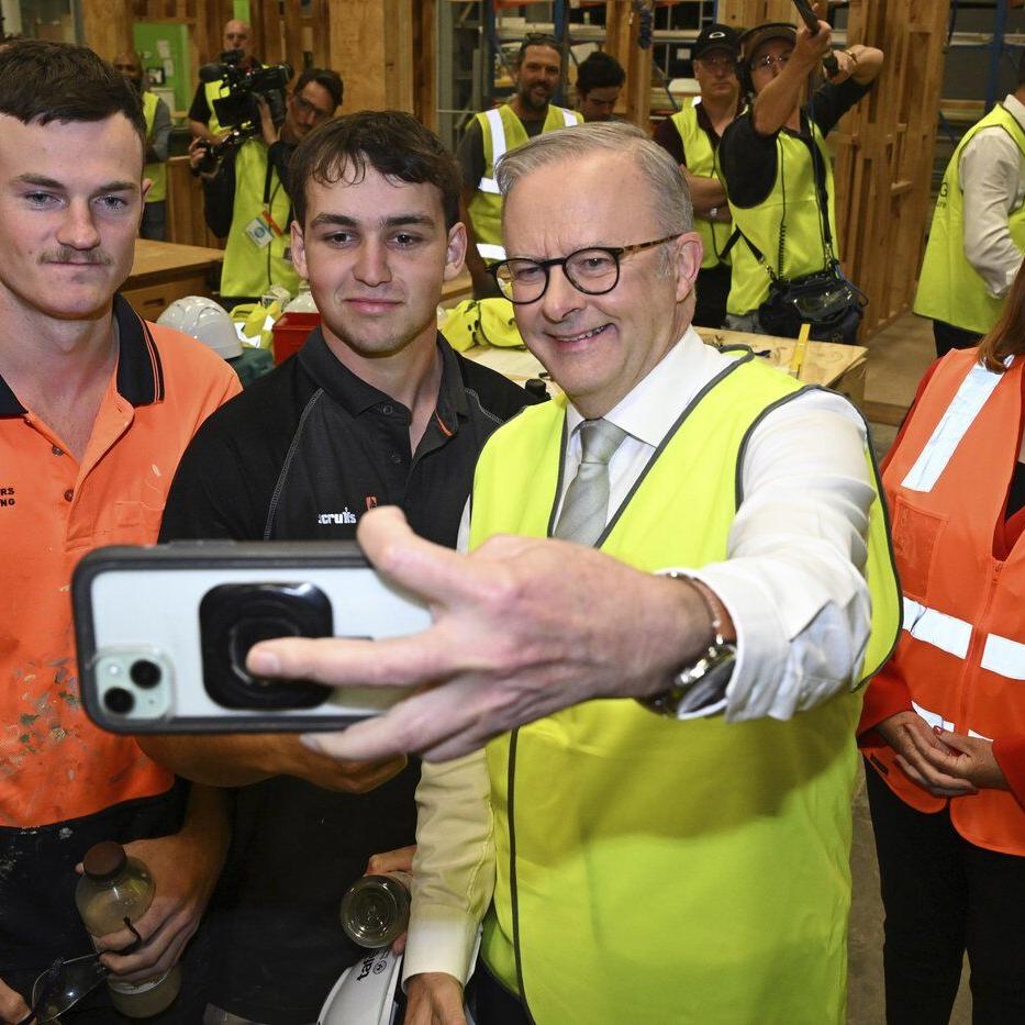 Rival Australian party leaders each claim underdog status ahead of general elections